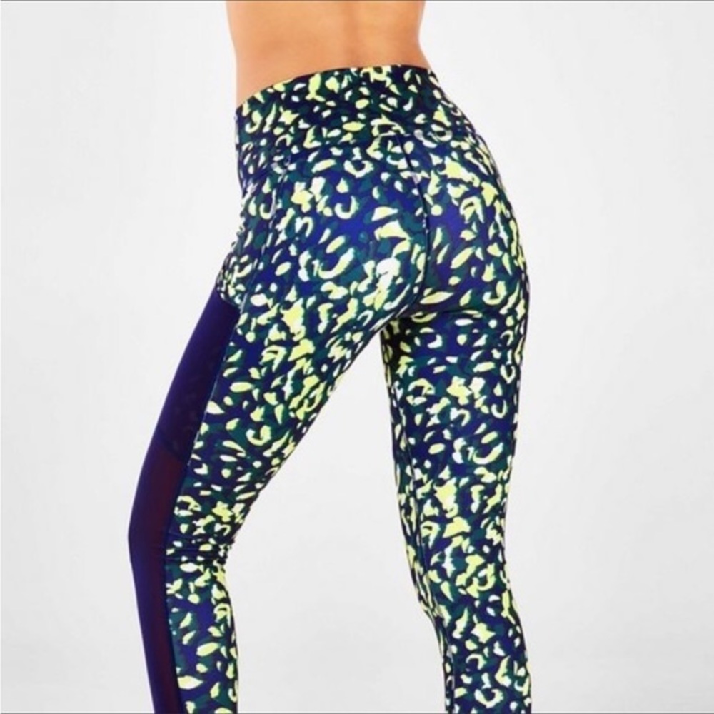 LIKE NEW On-The-Go PowerHold® High-Waisted Capri | Sur Lime Lite/Navy | Animal P